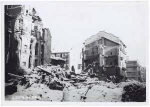 Via Amerigo Vespucci angolo Via Gian Domenico Cassini. Effetti prodotti dai bombardamenti dell'incursione aerea del 9 dicembre 1942. UPA 3105_9D03-57. © Archivio Storico della Città di Torino